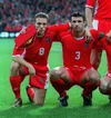 Craig Bellamy (stânga) și Gary Speed, înaintea unui meci Țara Galilor - Italia, în toamna lui 2002, în preliminariile Euro 2004. Foto: Imago