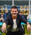 Cristi Chivu și cele două trofee câștigate cu Inter în sezonul 2025/2026 - Foto: IMAGO