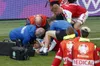 Eriksen, în stop cardiac, în urmă cu 5 ani. Doctorul Morten Boesen (primul din stânga, în albastru) l-a ajutat să trăiască. La fel, căpitanul danez Simon Kjaer (dreapta). Foto: Imago