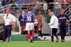 Zidane, cu capul plecat în drum spre vestiare, după eliminarea din meciul cu Arabia Saudită/ Foto: IMAGO