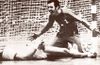 Imaginea celebră cu Penu din Revista franceză „Approche de Handball” 