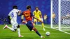 Lamine Yamal nu a putut scăpa de Joao Paulo la Atlanta. Foto: Imago