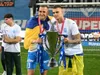 Isenko (dreapta), alături de Romanchuk, la Craiova, cu trofeul de campioni, după 5-0 în fața Clujului alb-negru. Foto: Sport Pictures