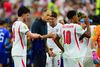 Tuchel, discutând cu jucătorii săi în timpul unei pauze de hidratare. Foto: Imago