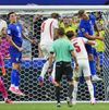 Kane a reluat mingea cu capul dintre doi jucători croați, aflați departe de el