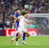 Duel mai tare la Tunisia - Japonia. Cu ochii la minge, fundașul nipon și-a faultat adversarul. Foto: Imago