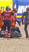 Momentul în care Marco Bezzecchi a lovit un steward. Foto: Captură X / @bikesontnt