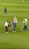 Mbappe le dădea indicații îngrijitorilor terenului, care îndepărtau apa de pe gazon. Foto: captură X/@NoodleHairCR7