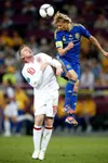 Tymoshchuk a fost căpitanul Ucrainei în meciul cu Anglia (0-1), la Euro 2012. Aici, într-un duel cu Rooney. Foto: Imago