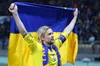 Tymoshchuk, cu steagul Ucrainei, în noiembrie 2015, după 2-0 și 1-1 cu Slovenia, în barajul CE. Celebra calificarea la Euro 2016. Foto: Imago
