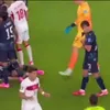 Momentul în care Galarza i-a ridicat ceasul arbitrului Ivan Barton. Foto: Captură „X”, @nexta_tv