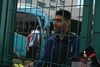 Așa vorbește Taremi cu fanii iranieni la Mondial: din spatele gardului. Foto: Imago