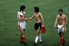 Tricouri schimbate și mâini strânse după blat între austriacul Pezzey (stânga) și germanul Breitner. În dreapta, Krankl primise tricoul lui Karl-Heinz Forster. Foto: Imago