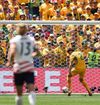 Australianul Burgess și-a trimis mingea în propria poartă după acțiunea rapidă și centrarea lui Balogun, la 0-2 cu SUA. Foto: Imago