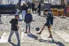 Copii argentinieni jucându-se cu mingea în cartierul Boca, în Buenos Aires. Foto: Imago