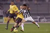 Freddie Ljungberg într-un duel cu Adrian Mutu în timpul meciului Juventus - Arsenal, scor 0-0, din grupele Ligii Campionilor, sezonul 2005/06