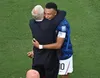 Îmbrățișarea dintre Mbappe și Deschamps/ Foto: IMAGO
