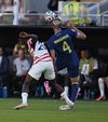 Momentul în care Balogun l-a atacat din spate direct pe gleznă pe Muharemovic, la SUA - Bosnia. Americanul a fost eliminat