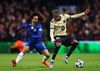 Cucurella s-a „lipit” de Yamal la Chelsea - Barcelona. Foto: Imago