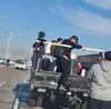 Maxi Araujo, surprins în bena unei camionete la sosirea în Uruguay. Foto: captură X/@ObservadorUY