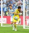 Vozinha, în duel cu Leo Messi, în meciul contra campioanei mondiale Argentina. Foto: Imago