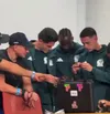 Jucătorii Mexicului, în timp ce priveau ceasurile primite. Foto: captură X / @joserra_espn