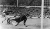 Mingea șutată de Hurst l-a depășit pe goalkeeperul german Tilkowski, a lovit transversala și a căzut pe linia porții. Dar s-a considerat gol valabil. Foto: Imago