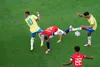 Neymar s-a ferit la această fază, într-un duel agresiv. Foto: Imago