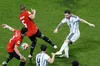 Cu doi egipteni la blocaj, Messi a șutat printre ei și a înscris pentru 2-2. Foto: Imago