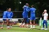 Jucătorii francezi, râzând după un joc de tenis cu piciorul. Foto: Imago