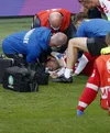Medicul Boesen (stânga, în albastru) l-a salvat pe Eriksen în 2021. Foto: Imago
