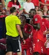 Elvețienii i-au cerut explicații arbitrului, după ce Embolo a fost eliminat (foto: Imago)