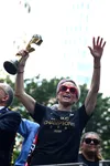 Megan Rapinoe și trofeul Cupei Mondiale câștigat cu SUA în 2019/ Foto: IMAGO