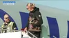 Haaland a coborât din avion cu un raton împăiat care ține o sticlă de băutură. Capturi X (1).jpg