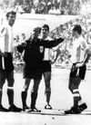 Antonio Rattin (stânga), rugat de arbitru să părăsească terenul după cartonașul roșu primit. Fostul căpitan al Argetinei s-a stins din viață zilele trecute la 89 de ani/ Foto: IMAGO