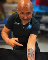 „Preferă să moară de cald”  Antrenorul lui Juventus, cu mânecă lungă la 35 de grade pentru   a nu i se vedea tatuajul:  „Și-a amintit că trebuie să-l acopere”