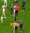Momentul în care Harry Kane își acoperă gura în timpul discuției cu arbitrul. Foto: captură X / @TouchlineX