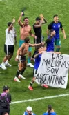 Bannerul politic afișat de Argentina la finalul meciului cu Anglia. Foto: captură X/@alimo_philip