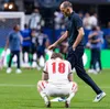Tuchel, trecând pe lângă Gordon, afectat de eșec. Foto: Imago