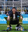 Cristi Chivu și cele două trofee cucerite ca antrenor al lui Inter în sezonul trecut/ Foto: IMAGO