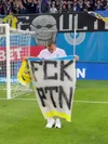 Oleksandr Romanchuk, banner cu mesajul „FCK PTN” după meciul U Craiova - ML Vitebsk 1-0 (Foto: Instagram @oleksandrromanchuk74)