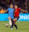 Duel aprig între Jennifer Hermoso (dreapta) și Lucy Bronze la ultima finală a Mondialului feminin: Spania - Anglia 1-0, în 2023. Foto: Imago