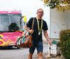 Jonathan Vaughters, în fața autocarului echipei EF Education-Easy Post. Foto: X