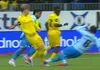 Tacklingul agresiv al lui Van de Perre a fost pedepsit. Foto: captură TV