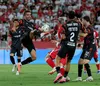 Duelul veteranilor de 37 de ani: Miguel Vitor (stânga), internațional israelian de origine portugheză, a respins încă o dată din fața lui Arnautovic. Foto: Imago
