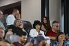 Ofri Arad (stânga sus), în tribuna VIP, vorbind cu Alona Barkat (dreapta sus), patroana lui Hapoel. Foto: Raed Krishan