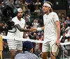 Nick Kyrgios și Stefanos Tsitsipas la finalul meciului de la Wimbledon 2022, câștigat de australian/ Foto: IMAGO
