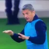 Răzvan Lucescu a purtat o vesta albastră peste costum la meciul cu Al-Gharafa/ Foto: captură video X @ TheFootballZone