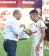 Finanțatorul echipei Sporting Liești, George Scarlat, a făcut oficiile de gazdă și i-a strâns mâna căpitanului lui Dinamo, Cătălin Cârjan (foto: Sport Pictures)