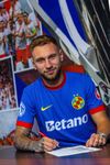 Denis Drăguș, prezentat oficial la FCSB. Foto: Facebook/FCSB